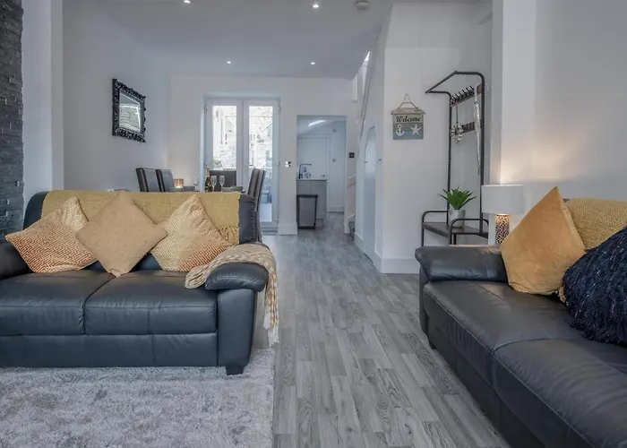 Hawtree Cottage - 2 Bedroom Cottage - Tenby